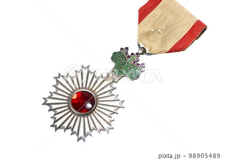 白抜き背景の勲章 98905489