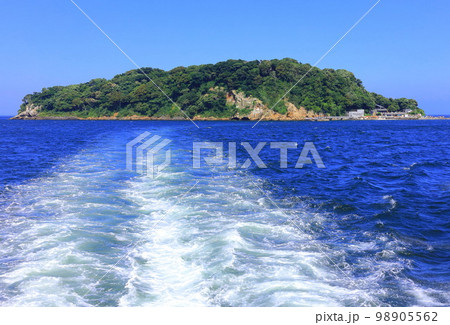 船から猿島を見た風景 船から猿島を見た風景 98905562