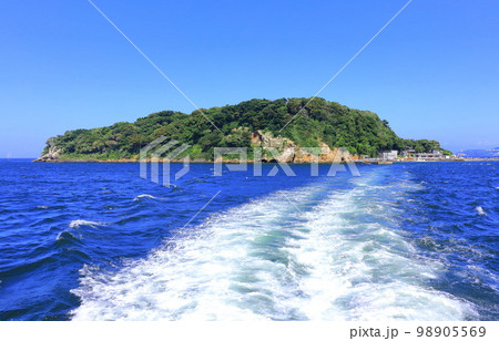 船から猿島を見た風景 船から猿島を見た風景 98905569