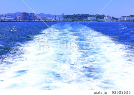 神奈川県横須賀の三笠桟橋を出港した風景 98905639