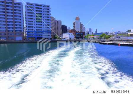 神奈川県横須賀の三笠桟橋を出港した風景 98905643