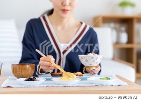 朝食を食べる若い女性 朝食を食べる若い女性 98905872