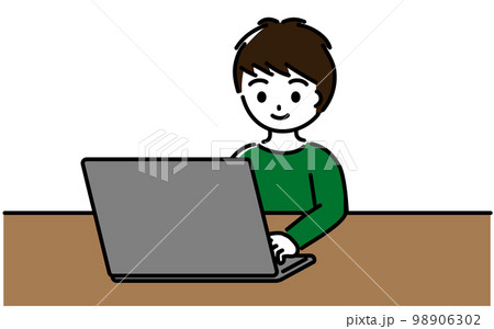 笑顔でノートパソコンを操作する小学生の男の子 98906302