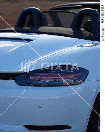 夕日に照らされボディーラインが映えるポルシェ718ボクスター 98906308