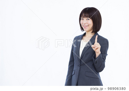 紹介をしている30代のビジネスウーマン 紹介をしている30代のビジネスウーマン 98906380
