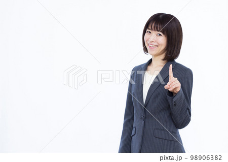 紹介をしている30代のビジネスウーマン 紹介をしている30代のビジネスウーマン 98906382