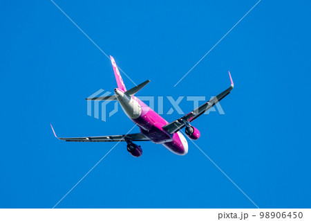 成田空港を離陸した旅客機・ピーチ航空・A320 98906450