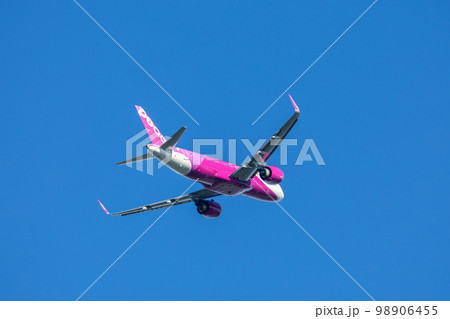 成田空港を離陸した旅客機・ピーチ航空・A320 98906455