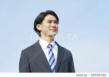 若いビジネスマンのポートレート 青空背景 若いビジネスマンのポートレート 青空背景 98906566