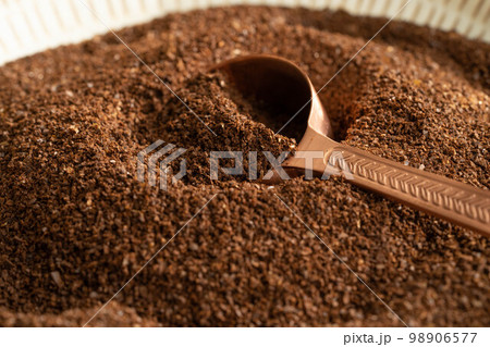 コーヒーの粉とメジャーカップ コーヒーの粉とメジャーカップ 98906577