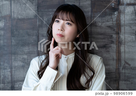 不満顔の女性 98906599