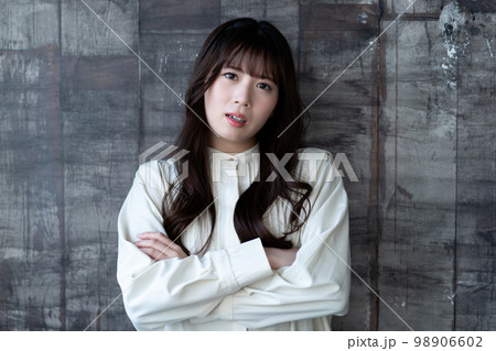 怒る女性 怒る女性 98906602