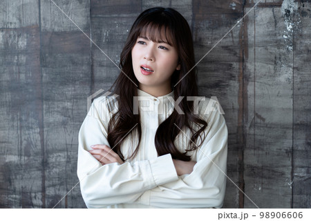 不満顔の女性 98906606