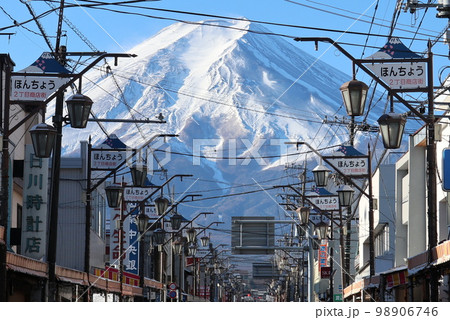 商店街と富士山 98906746