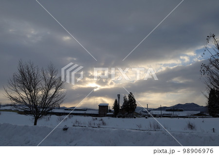 雲の隙間から差し込む太陽光 雲の隙間から差し込む太陽光 98906976