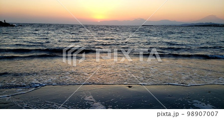 成人の日に沈んでいく茅ヶ崎海岸の夕日【1月】 成人の日に沈んでいく茅ヶ崎海岸の夕日【1月】 98907007