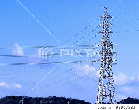 青空に浮かぶ鉄塔と電線の風景 青空に浮かぶ鉄塔と電線の風景 98907533