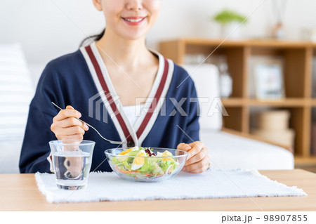 サラダを食べる若い女性 サラダを食べる若い女性 98907855