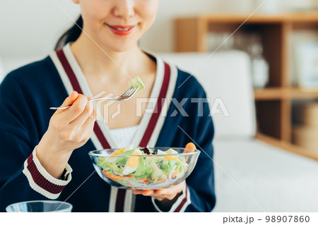 サラダを食べる若い女性 サラダを食べる若い女性 98907860