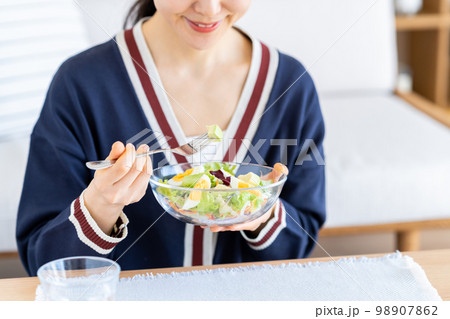 サラダを食べる若い女性 サラダを食べる若い女性 98907862