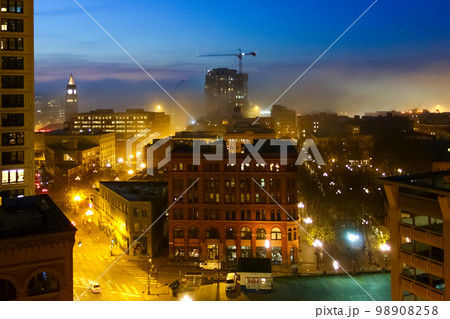 アメリカ・シアトルの夜明け、朝霧に霞む街 98908258