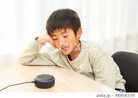 スマートスピーカーに話しかける男の子 スマートスピーカーに話しかける男の子 98908330
