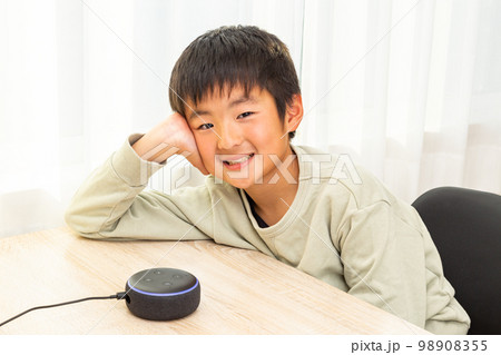 スマートスピーカーに話しかける男の子 スマートスピーカーに話しかける男の子 98908355
