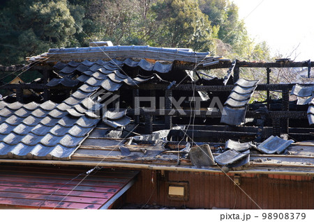火災で焼けた民家 火事 火災で焼けた民家 火事 98908379