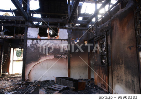 火災で焼けた民家　火事 98908383