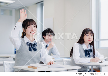 授業中に手を挙げる女子高生 授業中に手を挙げる女子高生 98908394