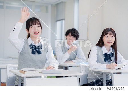 授業中に手を挙げる女子高生 授業中に手を挙げる女子高生 98908395