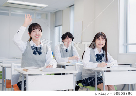 授業中に手を挙げる女子高生 授業中に手を挙げる女子高生 98908396