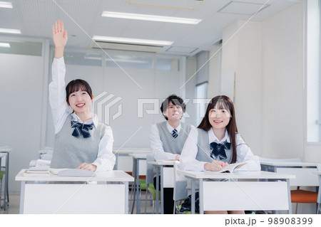 授業中に手を挙げる女子高生 授業中に手を挙げる女子高生 98908399