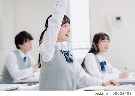 授業中に手を挙げる女子高生 授業中に手を挙げる女子高生 98908403