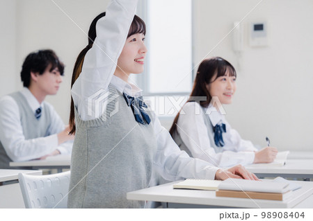 授業中に手を挙げる女子高生 授業中に手を挙げる女子高生 98908404