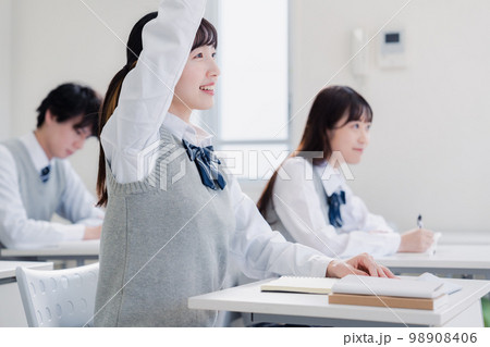 授業中に手を挙げる女子高生 授業中に手を挙げる女子高生 98908406