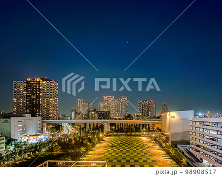 《東京都》有明ガーデンから眺める東雲のビル群 98908517