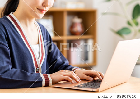 パソコンを使う若い女性 98908610
