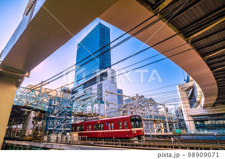 日本の横浜都市景観 横浜駅やJR横浜タワー、電車などを望む 日本の横浜都市景観 横浜駅やJR横浜タワー、電車などを望む 98909071