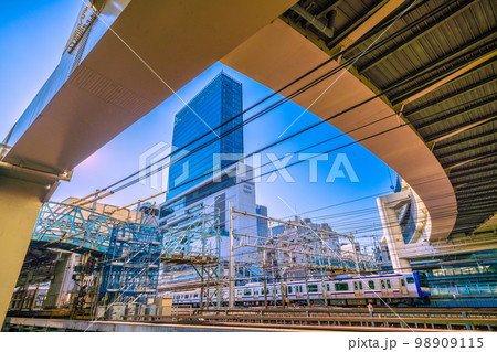 日本の横浜都市景観　横浜駅やJR横浜タワー、電車などを望む 98909115