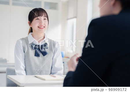 面談で進路指導を受ける女子高生 98909172