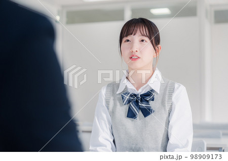 面談で進路指導を受ける女子高生 98909173