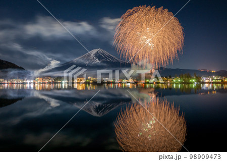 【山梨県】河口湖冬花火 98909473