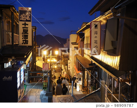 伊香保温泉　夕暮れの石段街 98909787