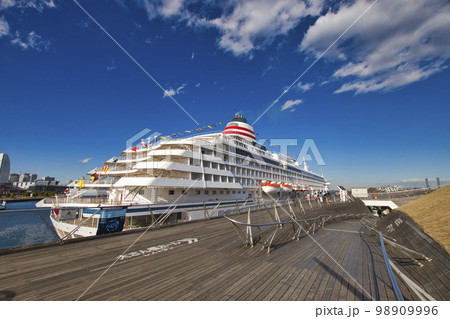 【横浜市】横浜港大さん橋に停泊する飛鳥II 98909996