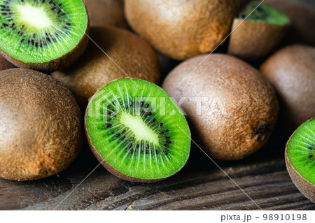 Ripe fruits of kiwi cut and whole, close -up. 98910198