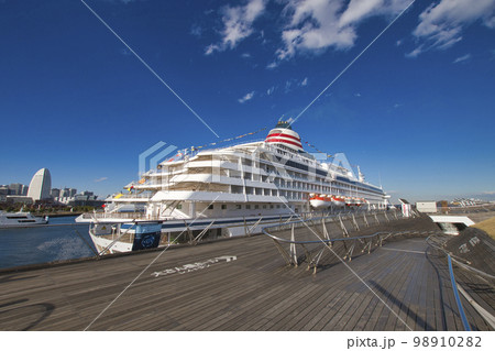 【横浜市】横浜港大さん橋に停泊する飛鳥II 98910282