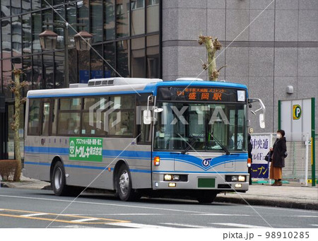盛岡市内を走る路線バス　旧岩手県交通カラーのバス 98910285