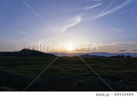 夕暮れの美ヶ原高原（長野県） 98910404