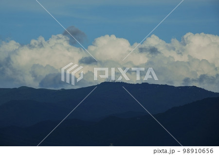 鉄塔のある山の背後に積乱雲が湧き上がった午後の風景・夏・220727pm 鉄塔のある山の背後に積乱雲が湧き上がった午後の風景・夏・220727pm 98910656